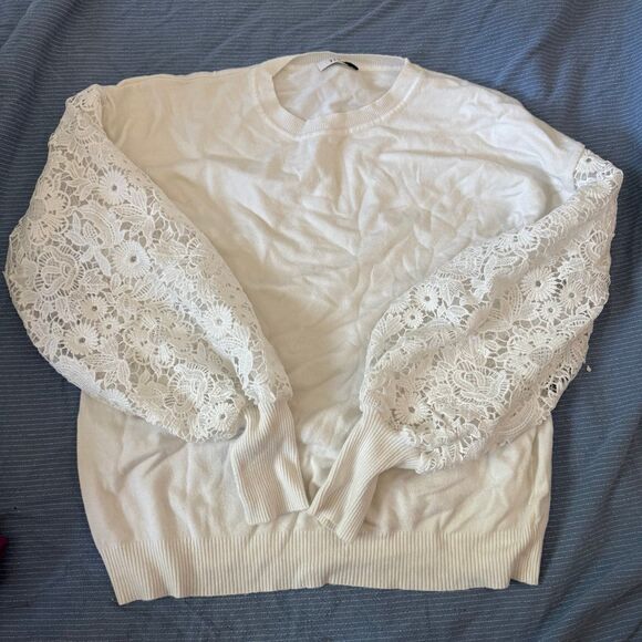 Ivory Sioni pullover with dreamy puffed lace sleeves - Picture 2 of 5